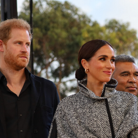 Le prince Harry n'a eu aucun mot pour sa belle-soeur ou encore son père et l'absence de son épouse, Meghan Markle, à cette soirée a été remarquée. 
Le prince Harry, Meghan Markle - Le prince Harry et Meghan Markle ont fait une apparition remarquée lors du concert caritatif " One805 Live ! ", organisé sur la propriété de Kevin Costner en septembre 2023, à Santa Barbara, Californie. 