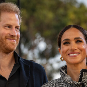 Le prince Harry, duc de Sussex et Meghan Markle, duchesse de Sussex, remettent un prix honorifique à Kevin Costner lors de son gala de charité One805 Live, organisé sur son terrain de polo à Summerland près de Santa Barbara, le 22 septembre 2023. Avec une participation de 10.000 dollars minimum par table, l'élite du comté de Ventura s'est déplacée pour venir en aide aux premiers intervenants dans tout le comté. Au cours de la soirée, marquée par un concert du groupe Maroon 5, de nombreux invités de marque tels que O.Winfrey étaient présents.