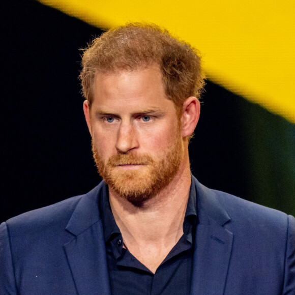 Le prince Harry a été honoré lors d'une cérémonie à Beverly Hills organisée par l'acteur et pilote privé John Travolta en tant que "légende vivante de l'aviation".
Le prince Harry Duc de Sussex lors de la cérémonie de clôture des Invictus Games à Dusseldorf.