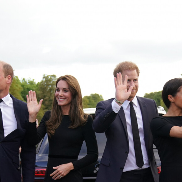 Kate Middleton, quant à elle, a subi une opération chirurgicale le 16 janvier dernier, comme l'a annoncé le palais de Kensington via un communiqué. 
La princesse de Galles Kate Catherine Middleton et le prince de Galles William, et le prince Harry, duc de Sussex et Meghan Markle, duchesse de Sussex, à la rencontre de la foule devant le château de Windsor, suite au décès de la reine Elisabeth II d'Angleterre. Le 10 septembre 2022