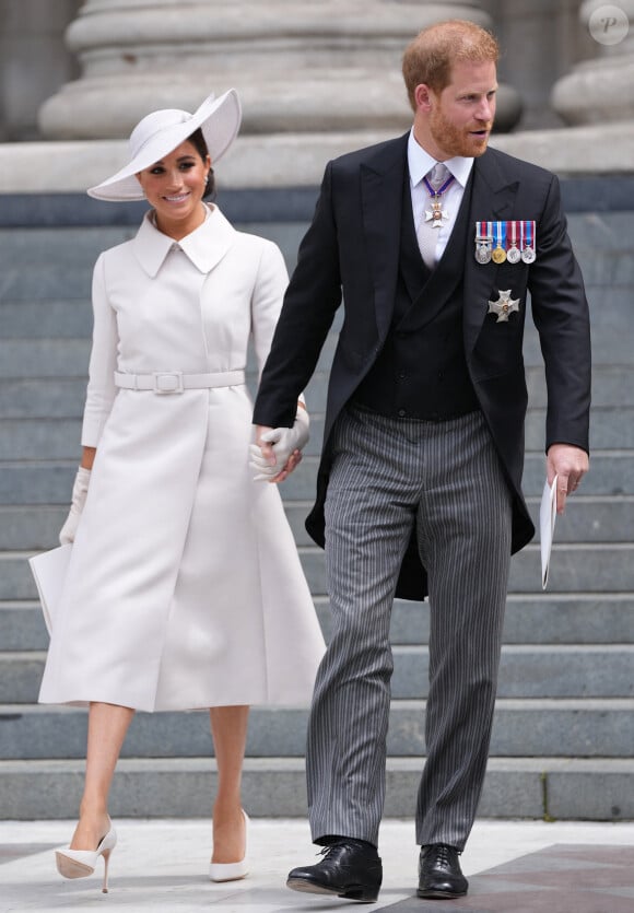 L'agence de presse PA a précise que "La duchesse de Sussex, qui devait assister à l'événement, n'était pas présente car l'un de leurs enfants est tombé malade". 
Le prince Harry, duc de Sussex, et Meghan Markle, duchesse de Sussex - Les membres de la famille royale et les invités à la sortie de la messe du jubilé, célébrée à la cathédrale Saint-Paul de Londres, Royaume Uni, le 3 juin 2022.