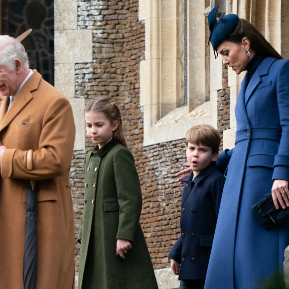 Le roi Charles III d'Angleterre et Camilla Parker Bowles, reine consort d'Angleterre, Catherine (Kate) Middleton, princesse de Galles, la princesse Charlotte de Galles et le prince Louis de Galles - Les membres de la famille royale britannique lors de la messe du matin de Noël en l'église St-Mary Magdalene à Sandringham, le 25 décembre 2023.