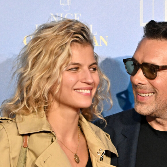 Nicolas Bedos et sa compagne Pauline Desmonts au photocall de la soirée du 8 octobre lors de la 4ème édition du festival Cinéroman à Nice. © Bruno Bebert / Bestimage 