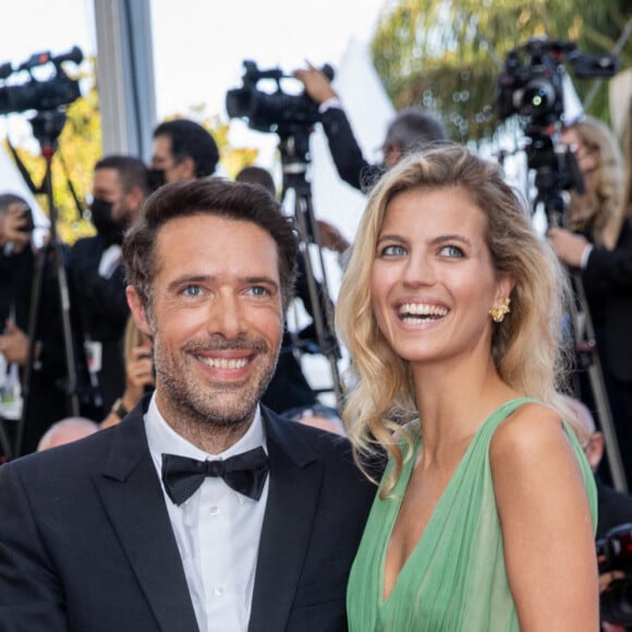 Nicolas Bedos et sa compagne Pauline Desmonts - Montée des marches du film " OSS 117 : Alerte rouge en Afrique Noire " lors du 74ème Festival International du Film de Cannes. Le 17 juillet 2021 © Borde-Jacovides-Moreau / Bestimage 