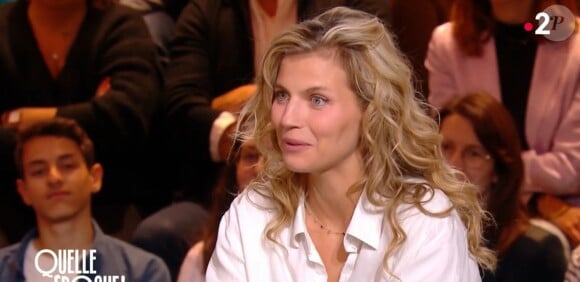 Pauline Desmonts, compagne de Nicolas Bedos, sur le plateau de "Quelle époque !" sur France 2 le 20 janvier 2024.