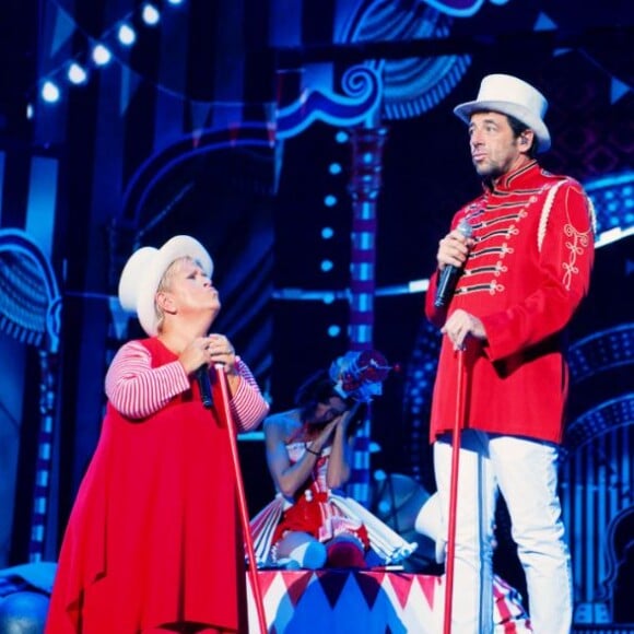 Malheureusement une absence pèse lourd sur le groupe, celle de Mimie Mathy.
La troupe des Enfoirés à l'occasion du spectacle "Musique !" donné à Strasbourg en janvier 2018.