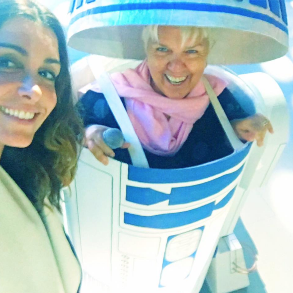 Jenifer dévoile une photo de Mimie Mathy en R2-D2 pour le concert des Enfoirés 2016 à l'AccorHotels Arena à Paris. Janvier 2016.