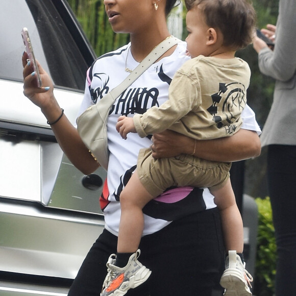 Il reconnaît que depuis qu'il est devenu parent, quelques détails du plaisir ressenti sur ses tournées ont changé. En raison de son absence auprès de sa famille. 
Matt Pokora, sa femme Christina Milian et leur fils Isaiah visitent des nouvelles maisons à Los Angeles, le 7 juin 2021. 
