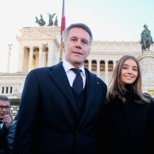 Vittoria de Savoie a accompagné son père Emmanuel-Philibert pour un événement solennel ce dimanche
Emmanuel Philibert de Savoie et sa fille Vittoria lors du 146ème anniversaire de la Garde d'honneur du Panthéon au monument Victor-Emmanuel II (Altare della Patria - Autel de la Patrie) à Rome.  © LaPresse / Panoramic / Bestimage
