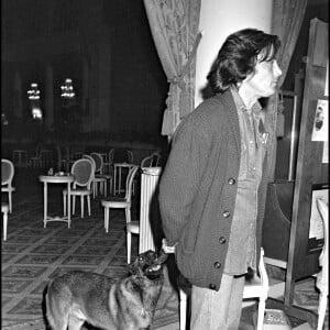 Elle l'aurait violenté en réponse aux maltraitances physiques que l'acteur assume et elle aurait même voulu faire piquer son chien
Archive, Alain Delon avec son chien au Festival du film américain de Deauville