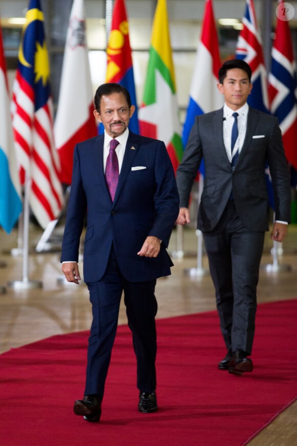 Le Sultan de Brunei Hassanal Bolkiah et son fils le prince Abdul Mateen arrivent au Sommet Asie-Europe ( ASEM ) lors du Conseil européen à Bruxelles, Belgique, le 18 octobre 2018. 