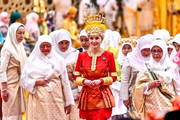Anisha Rosnah portait une tiare de 132 carats, composée de 838 diamants, que sa belle-soeur Azemah portait elle-même un an plus tôt à son propre mariage
La cérémonie Berdebak lors de la cérémonie des poudres, au cours de laquelle les époux reçoivent la bénédiction du sultan Hassanal Bolkiah et de sa femme la reine Saleha. 4ème jour du mariage du prince Abdul Mateen de Brunei et Anisha Rosnah, le 11 janvier 2024 à Bandar Seri Begawan, Brunei. Photo : Balkis Press/ABACAPRESS.COM