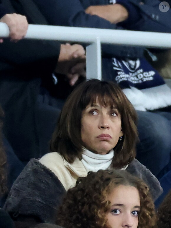 Et cela a fait sortir de ses gonds Sophie Marceau.
Sophie Marceau - People des les tribunes de la coupe du Monde de Rugby France 2023 - Match de quart de finale "France-Afrique du Sud (28-29)" au Stade de France à Saint-Denis 15 octobre 2023. © Moreau-Jacovides/Bestimage 