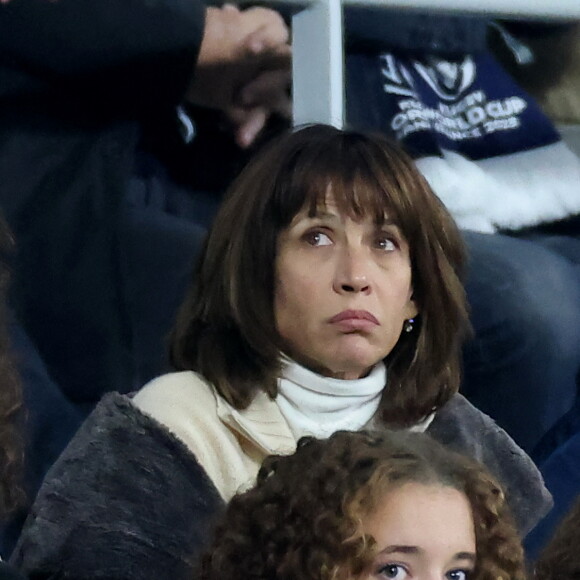 Et cela a fait sortir de ses gonds Sophie Marceau.
Sophie Marceau - People des les tribunes de la coupe du Monde de Rugby France 2023 - Match de quart de finale "France-Afrique du Sud (28-29)" au Stade de France à Saint-Denis 15 octobre 2023. © Moreau-Jacovides/Bestimage 