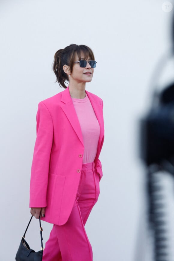 Sophie Marceau - Les célébrités au photocall du défilé Jacquemus pour la présentatation de la toute dernière collection "Le Raphia" au Bourget, Seine-Saint-Denis (93), France, le 12 décembre 2022. Habitué à ne pas suivre le calendrier de la Fashion Week de Paris, le designer a présenté sa toute dernière collection "Le Raphia" avec l'une une de ses couleurs favorites : le beige. © Veeren-Clovis/Bestimage 