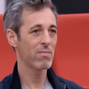 Le directeur s'est juste après entretenu avec l'élève pour lui en révéler les contours.
Michaël Goldman pendant l'audition d'Héléna dans la "Star Academy", TF1