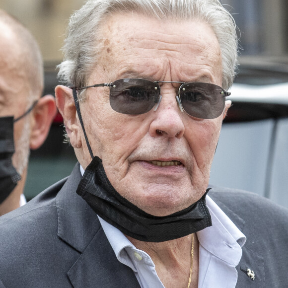 Alain Delon - Obsèques de Jean-Paul Belmondo en en l'église Saint-Germain-des-Prés, à Paris le 10 septembre 2021. © Cyril Moreau / Bestimage