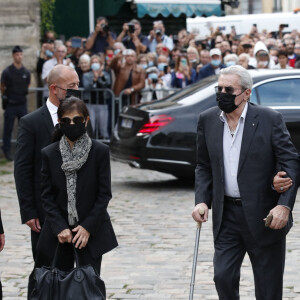 Hiromi Rolin et Alain Delon - Obsèques de Jean-Paul Belmondo en en l'église Saint-Germain-des-Prés, à Paris le 10 septembre 2021. © Cyril Moreau / Bestimage