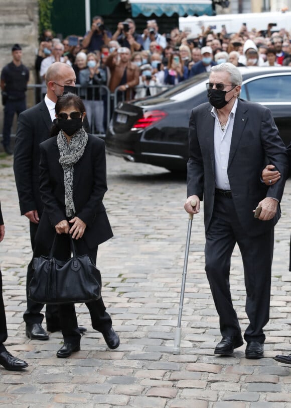 Hiromi Rolin et Alain Delon - Obsèques de Jean-Paul Belmondo en en l'église Saint-Germain-des-Prés, à Paris le 10 septembre 2021. © Cyril Moreau / Bestimage