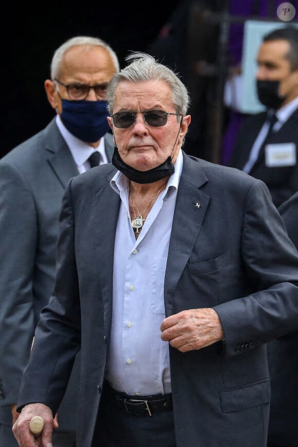 Alain Delon - Obsèques de Jean-Paul Belmondo en l'église Saint-Germain-des-Prés, à Paris le 10 septembre 2021. © Dominique Jacovides / Bestimage