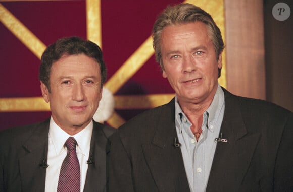 Très peu de stars y ont été invitées. Ce fut notamment le cas de Michel Drucker.
Archives - En France, à Paris, sur le plateau, sur le plateau, de gauche à droite, Michel Drucker et Alain Delon © Michel Marizy via Bestimage