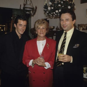 Archive - En France, à Paris, dans le magasin d'antiquités de sa mère, de gauche à droite, Christophe DECHAVANNE, en compagnie de sa mère, Muriel DECHAVANNE et de Michel DRÜCKER en octobre 1989. © Michel Croizard via Bestimage