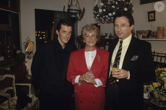 Archive - En France, à Paris, dans le magasin d'antiquités de sa mère, de gauche à droite, Christophe DECHAVANNE, en compagnie de sa mère, Muriel DECHAVANNE et de Michel DRÜCKER en octobre 1989. © Michel Croizard via Bestimage