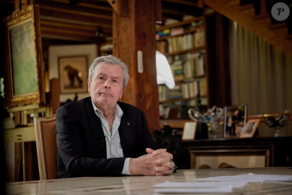 Exclusif - Premier tournage avec Alain Delon à Douchy-Montcorbo, France, le 10 avril 2021. © Cyril Moreau/Bestimage