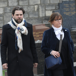 et de Cécile Magnan 
Arthur Jugnot et sa mère Cécile Magnan lors des obsèques de Véronique Colucci au cimetière communal de Montrouge, le 12 avril 2018.