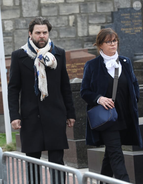 et de Cécile Magnan 
Arthur Jugnot et sa mère Cécile Magnan lors des obsèques de Véronique Colucci au cimetière communal de Montrouge, le 12 avril 2018.