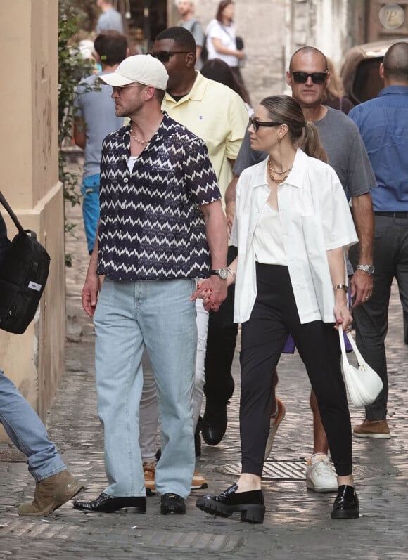 Justin Timberlake et sa femme Jessica Biel, main dans la main, profitent de leurs vacances à Rome, le 1er octobre 2023. Outre la visite de sites historiques tels que l'Eglise et les catacombes de San Callisto, le couple a fait une halte à la célèbre boutique Borsalino avant de déjeuner dans le centre-ville.