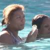 Queen Latifah et sa coach Jeannette Jenkins boivent de la Tequila dans une piscine, à Miami, le 13 février 2010 !