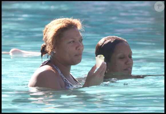 Queen Latifah et sa coach Jeannette Jenkins boivent de la Tequila dans une piscine, à Miami, le 13 février 2010 !