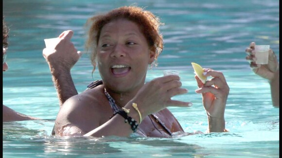Queen Latifah, très classe à la piscine... C'est la méthode Amy Winehouse ?