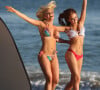 Les investigations se poursuivent et un médecin légiste doit encore confirmer la cause du décès de l'actrice et de son partenaire.
Jesse Jane et Leanna Decker lors d'une séance photo sexy avec la photographe Raquel Rischard sur la plage à Malibu, le 7 mai 2014.