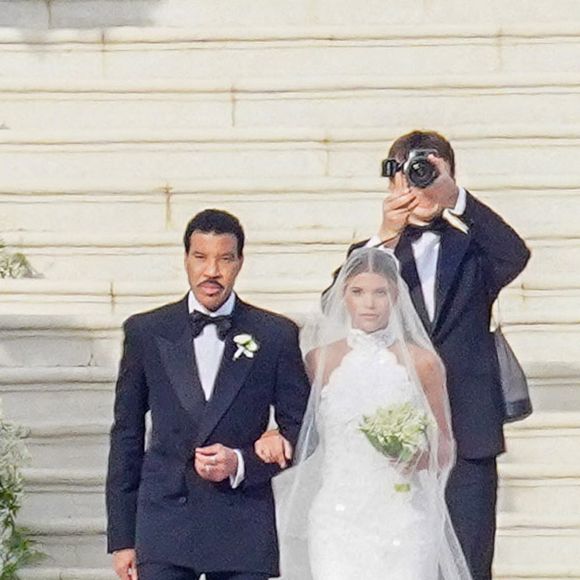 Sofia Richie et son père Lionel - Mariage de Sofia Richie et son fiancé Elliot Grainge en présence de leur famille et amis à l'hôtel du Cap Eden Roc à Antibes le 22 avril 2023. 