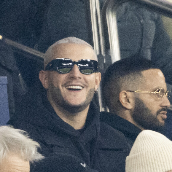 Eve Gilles, la nouvelle Miss France, était assise à côté de DJ Snake et Malik Bentalha
 
Eve Gilles, Miss France 2024, DJ Snake et Malik Bentalha - Celébrités dans les tribunes du match de Ligue 1 Uber Eats "PSG-Brest" (2-2) au Parc des Princes à Paris le 28 janvier 2024. © Cyril Moreau/Bestimage