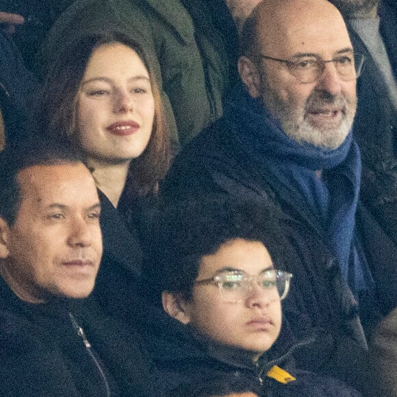 Le réalisateur Cédric Klapisch, est venu avec l'actrice principale de son film En Corps, Marion Barbeau
 
Cédric Klapisch et Marion Barbeau - Celébrités dans les tribunes du match de Ligue 1 Uber Eats "PSG-Brest" (2-2) au Parc des Princes à Paris le 28 janvier 2024. © Cyril Moreau/Bestimage