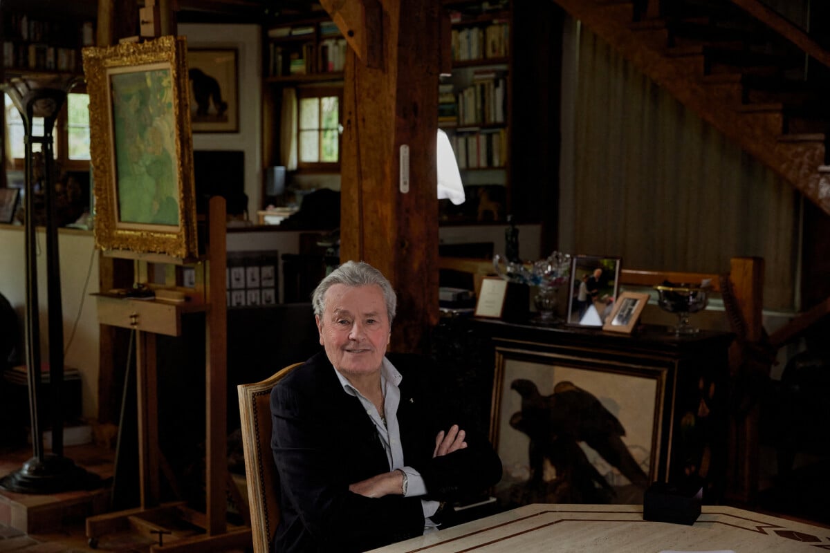 Photo : Alain Delon dans son salon à Douchy. © Cyril Moreau/Bestimage ...