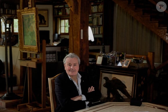 Alain Delon dans son salon à Douchy. © Cyril Moreau/Bestimage