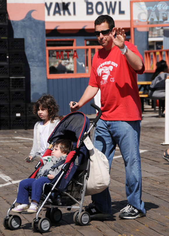 Adam Sandler et ses filles lors de l'événement caritatif Make A Wish à Santa Monica le 14 mars 2010