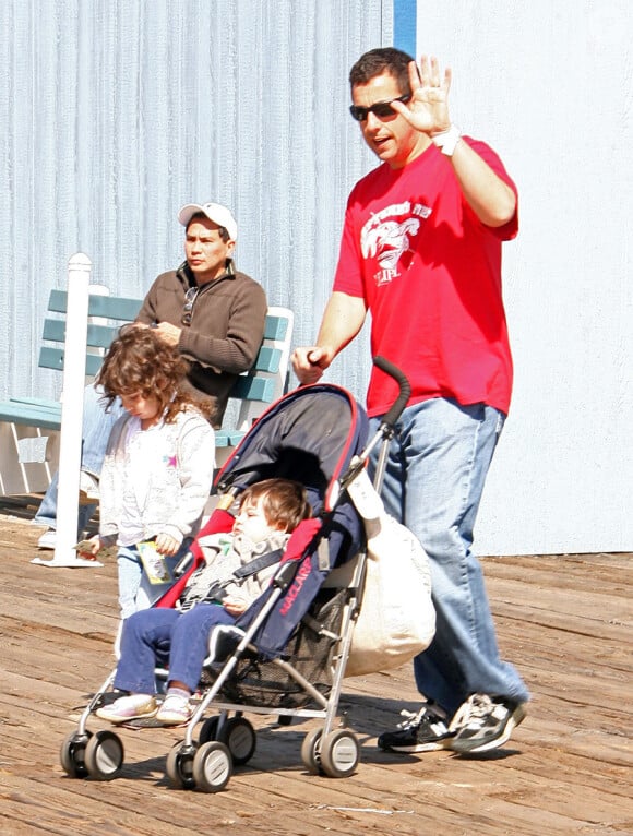 Adam Sandler et leurs filles lors de l'événement caritatif Make A Wish à Santa Monica le 14 mars 2010