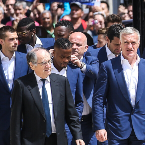 Morgan Schneiderlin, Noel Le Graet, Patrice Evra, Didier Deschamps, Oilivier Giroud, Hugo Lloris, André-Pierre Gignac et Adil Rami - François Hollande reçoit l'équipe de France de football après la défaite en finale de l'Euro contre le Portugal au Palais de l'Elysée à Paris le 11 juillet 2016. © Cyril Moreau/Bestimage 