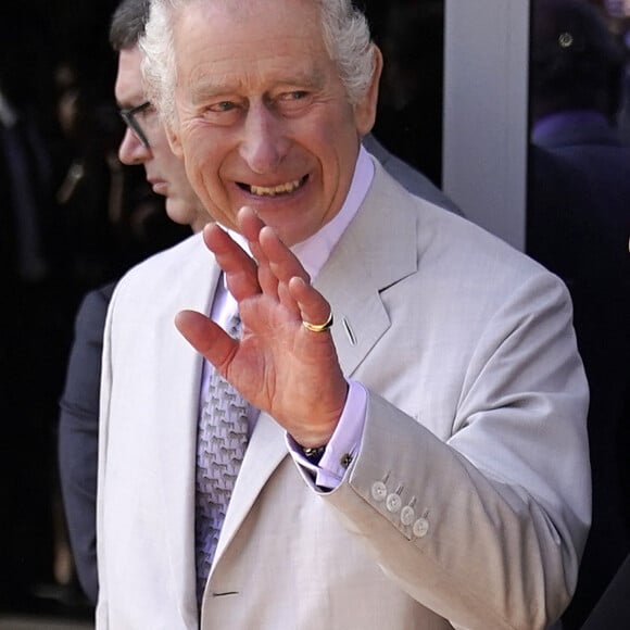 Le roi Charles III d'Angleterre, rencontre des étudiants sur le campus de Dubaï de l'Université Heriot-Watt, en présence de D.Cameron, Secrétaire d'Etat des Affaires étrangères, en marge de la Cop28, le 30 novembre 2023. 