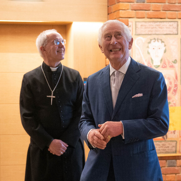 Le roi Charles III d'Angleterre, lors d'une réception de chefs religieux à la nouvelle bibliothèque du palais de Lambeth à Londres, pour marquer la semaine interconfessionnelle, le 16 novembre 2023.