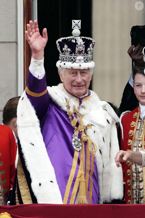 La famille royale britannique salue la foule sur le balcon du palais de Buckingham lors de la cérémonie de couronnement du roi d'Angleterre à Londres le 5 mai 2023. 