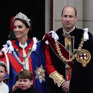 C'est l'ancien majordome de la princesse Diana (il a servi Diana de 1987 jusqu'à sa mort tragique en 1997), Paul Burrell, qui a fait ces révélations au New York Post.
La famille royale britannique salue la foule sur le balcon du palais de Buckingham lors de la cérémonie de couronnement du roi d'Angleterre à Londres Le prince William, prince de Galles, Catherine (Kate) Middleton, princesse de Galles, la princesse Charlotte de Galles, le prince Louis de Galles, le prince George de Galles, le roi Charles III d'Angleterre et Camilla Parker Bowles, reine consort d'Angleterre - La famille royale britannique salue la foule sur le balcon du palais de Buckingham lors de la cérémonie de couronnement du roi d'Angleterre à Londres le 5 mai 2023. 