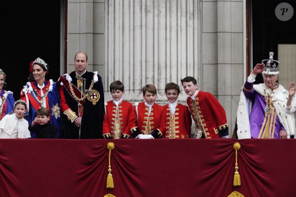 C'est l'ancien majordome de la princesse Diana (il a servi Diana de 1987 jusqu'à sa mort tragique en 1997), Paul Burrell, qui a fait ces révélations au New York Post.
La famille royale britannique salue la foule sur le balcon du palais de Buckingham lors de la cérémonie de couronnement du roi d'Angleterre à Londres Le prince William, prince de Galles, Catherine (Kate) Middleton, princesse de Galles, la princesse Charlotte de Galles, le prince Louis de Galles, le prince George de Galles, le roi Charles III d'Angleterre et Camilla Parker Bowles, reine consort d'Angleterre - La famille royale britannique salue la foule sur le balcon du palais de Buckingham lors de la cérémonie de couronnement du roi d'Angleterre à Londres le 5 mai 2023. 