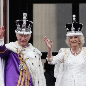 La famille royale britannique salue la foule sur le balcon du palais de Buckingham lors de la cérémonie de couronnement du roi d'Angleterre à Londres le 5 mai 2023