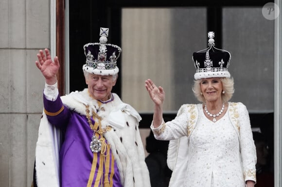 La famille royale britannique salue la foule sur le balcon du palais de Buckingham lors de la cérémonie de couronnement du roi d'Angleterre à Londres le 5 mai 2023